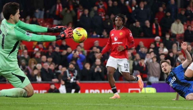 Ảnh bài viết Berbatov chỉ trích hàng phòng ngự Man United sau trận hòa 4-4 với Bournemouth