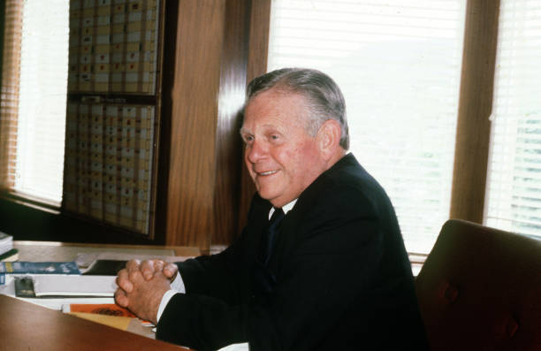 Alan Hardaker được xem l&agrave; người s&aacute;ng lập EFL Cup.