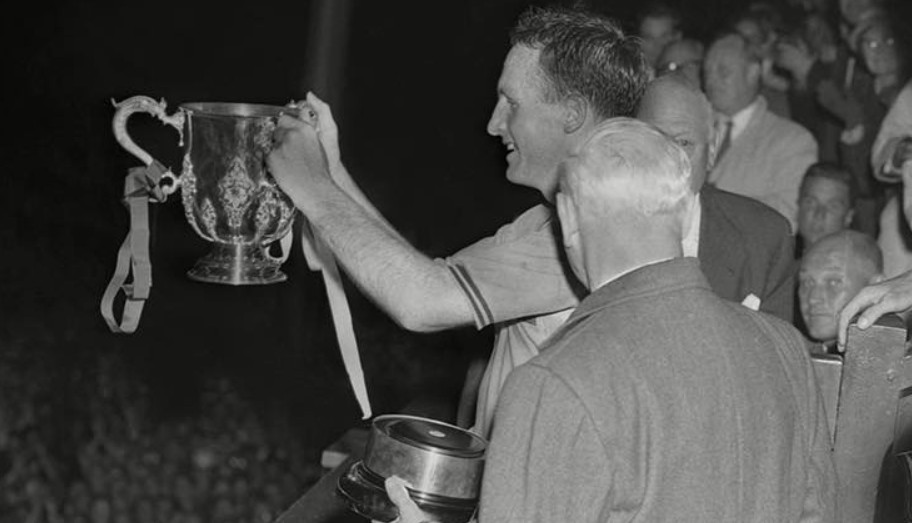 Aston Villa l&agrave; đội đầu ti&ecirc;n đăng quang ở EFL Cup.