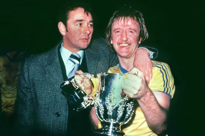 HLV Brian Clough gi&uacute;p Nottingham Forest c&oacute; 2 lần li&ecirc;n tiếp v&ocirc; địch EFL Cup.