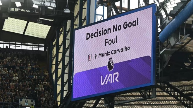 Công nghệ VAR hỗ trợ trọng tài xác định lỗi việt vị.