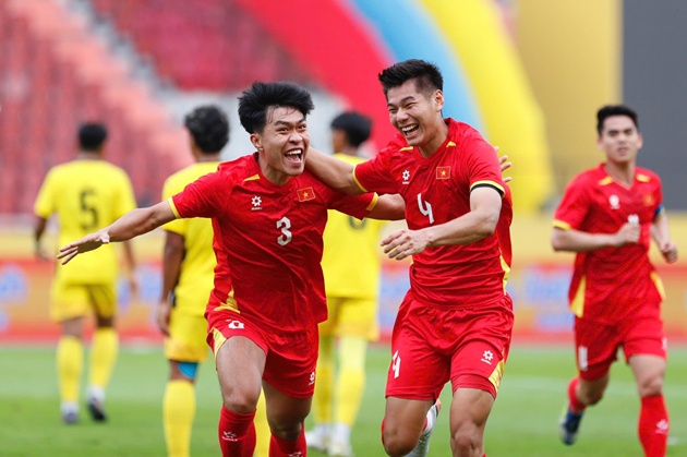 B&oacute;ng đ&aacute; Việt Nam nhận c&uacute; h&iacute;ch trước trận b&aacute;n kết SEA Games 33. Ảnh: VFF