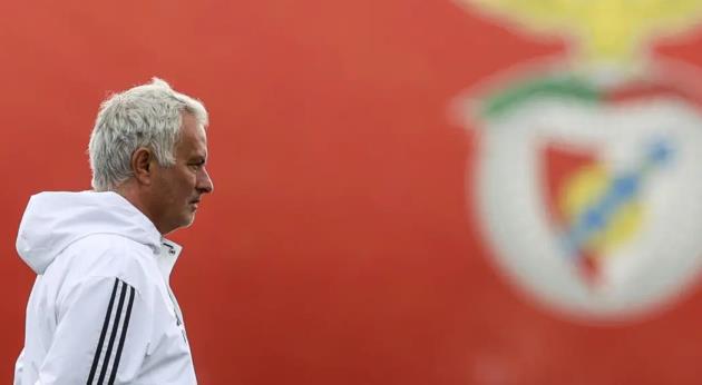 Mourinho cảnh b&aacute;o c&aacute;c học tr&ograve; trước lần đụng độ Farence.