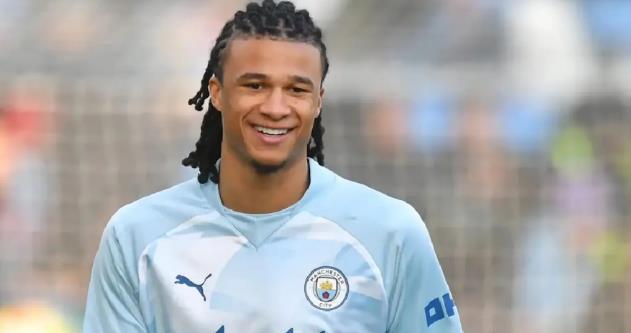 Ake không được trọng dụng ở Man City.