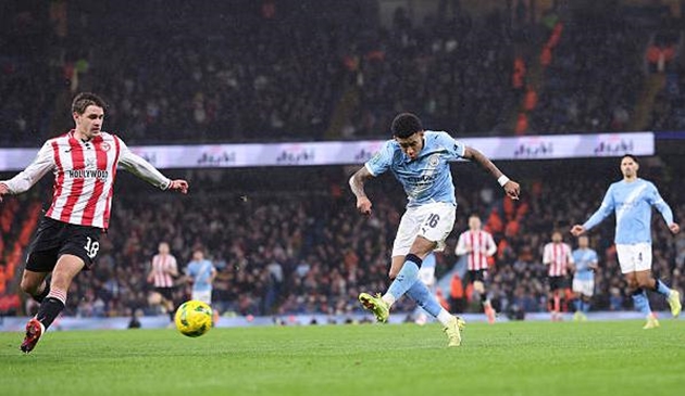 Savinho ấn định chiến thắng 2-0 cho Manchester City.