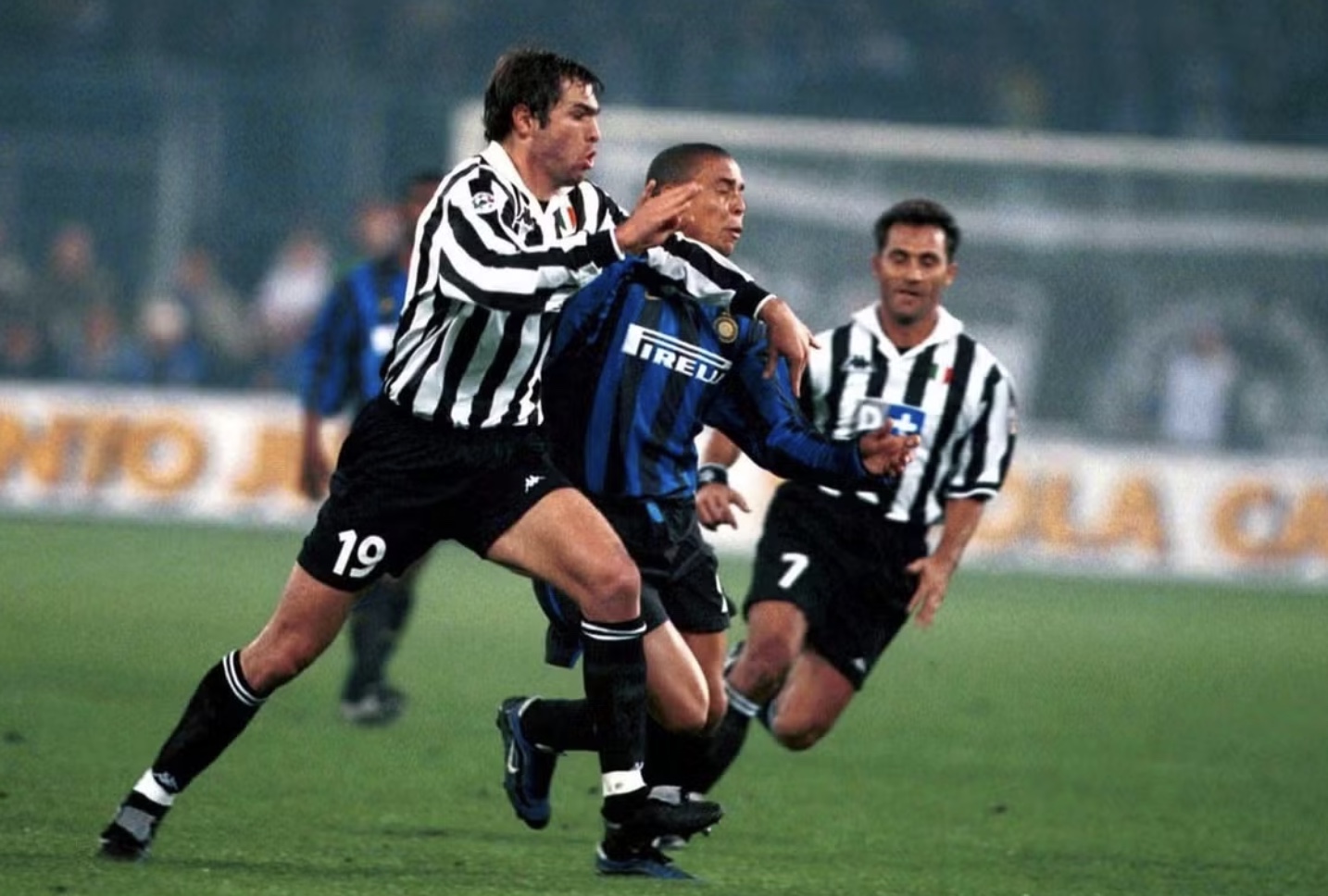 Sai sót của trọng tài đã nhấn chìm giấc mơ Scudetto của Ronaldo de Lima