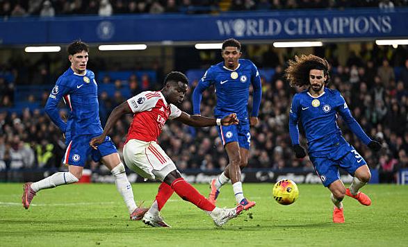 Bukayo Saka luôn biết cách làm khó hậu vệ đối phương.