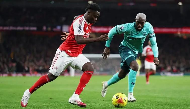 Bukayo Saka biết cách làm thế nào để vượt qua các hậu vệ.