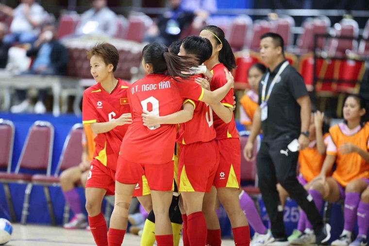 Đội tuyển futsal nữ Việt Nam có chiến thắng hủy diệt trước Indonesia ở trận chung kết SEA Games 33. Ảnh: Vietnamnet.