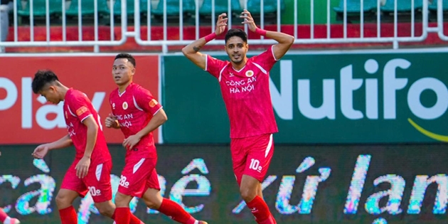 Công an Hà Nội dễ dàng đánh bại Hoàng Anh Gia Lai trên khách.