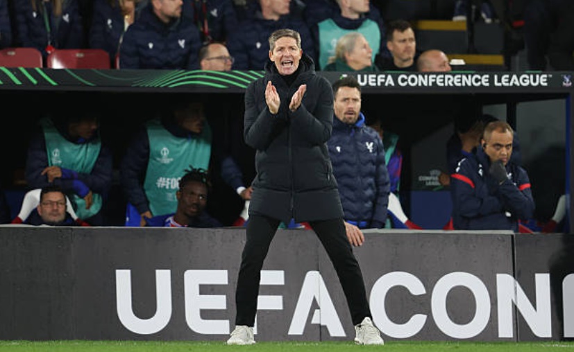 HLV Glasner t&iacute;ch cực chỉ đạo ph&iacute;a ngo&agrave;i đường bi&ecirc;n.