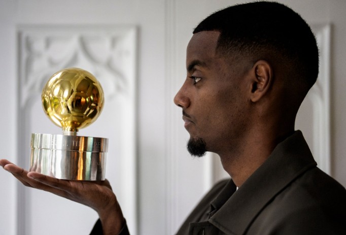 Isak giành giải thưởng Quả bóng Vàng Thụy Điển.