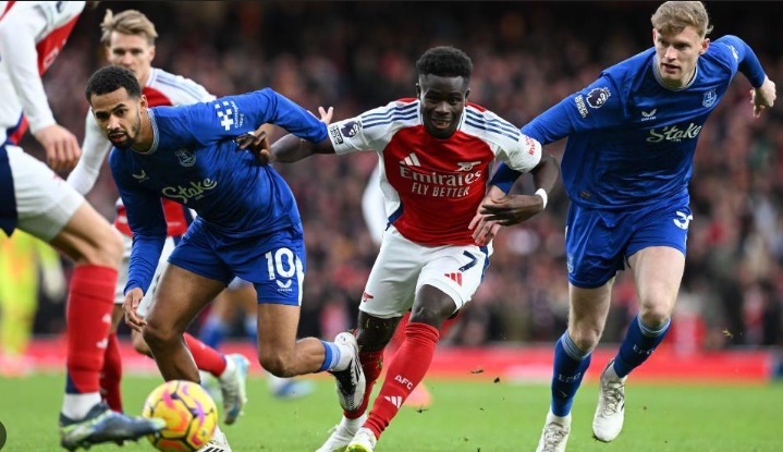 Saka sẽ lĩnh xướng hàng công Pháo thủ.