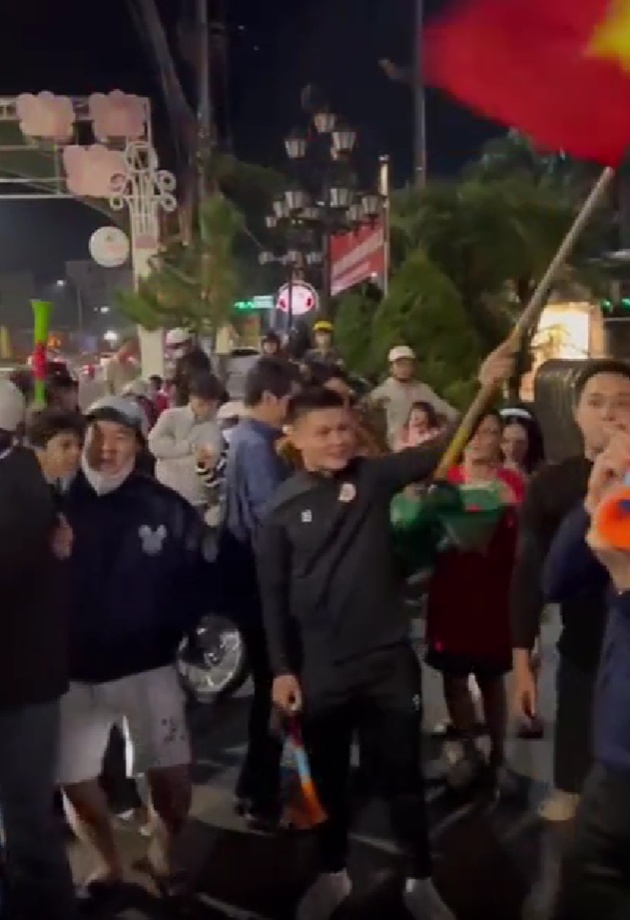 Quang Hải h&ograve;a chung niềm vui c&ugrave;ng c&aacute;c CĐV.