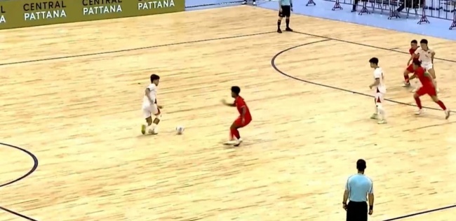 Tuyển Futsal Việt Nam thi đấu nỗ lực.
