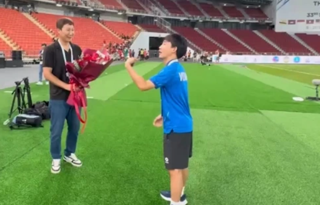 Ảnh bài viết HLV Kim Sang-sik và bó hoa tri ân sau HCV SEA Games của U22 Việt Nam