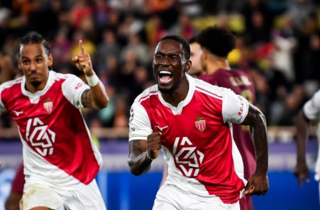 Balogun l&atilde;nh xướng h&agrave;ng c&ocirc;ng Monaco.