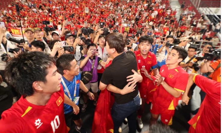 HLV Kim c&ograve;n muốn c&aacute;c học tr&ograve; tiến xa hơn nữa.