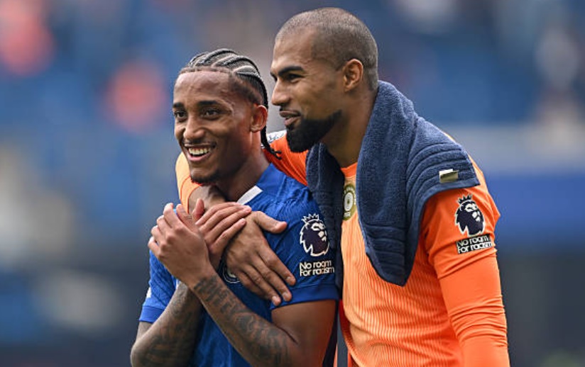 Pedro đ&atilde; c&oacute; những trao đổi với Sanchez trong giờ nghỉ.