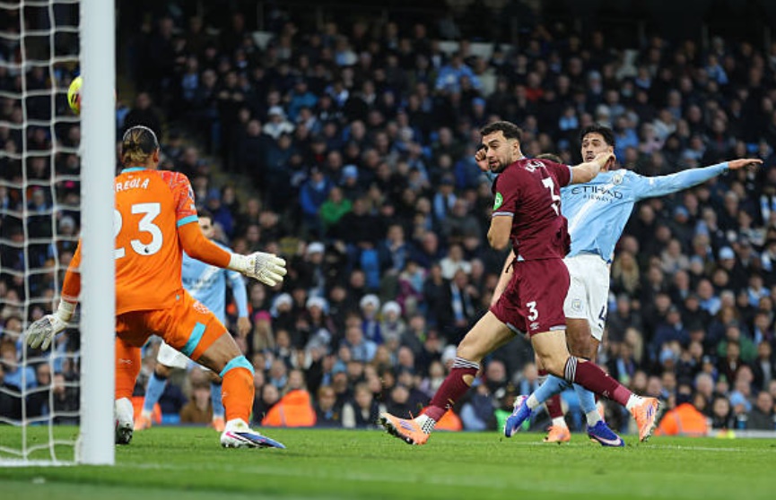 Tijjani Reijnders ghi b&agrave;n sau đường kiến tạo của Haaland.