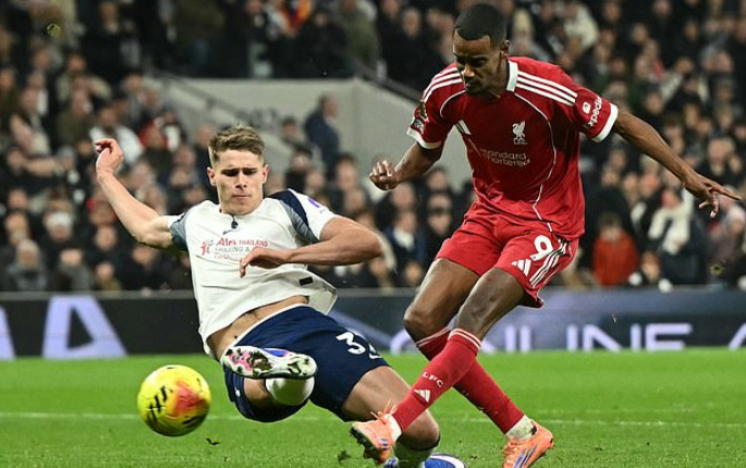 Isak ghi b&agrave;n khai th&ocirc;ng thế bế tắc cho Liverpool.