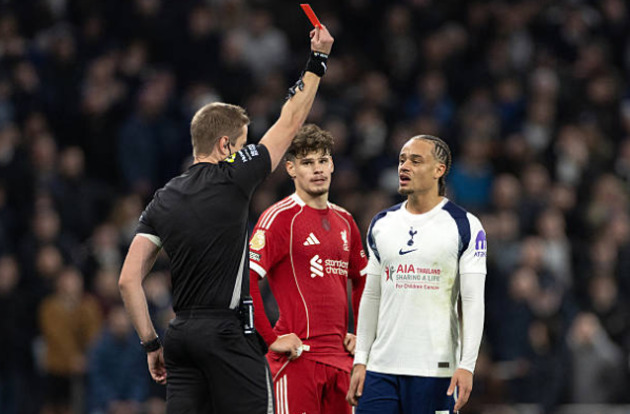 Tottenham sớm mất người v&igrave; tấm thẻ đỏ của Simons.