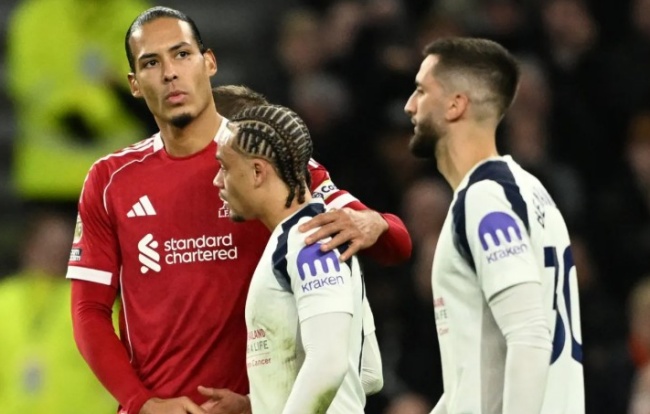 Ảnh bài viết CĐV Spurs: “Đau lòng khi thấy Simons suýt khóc”