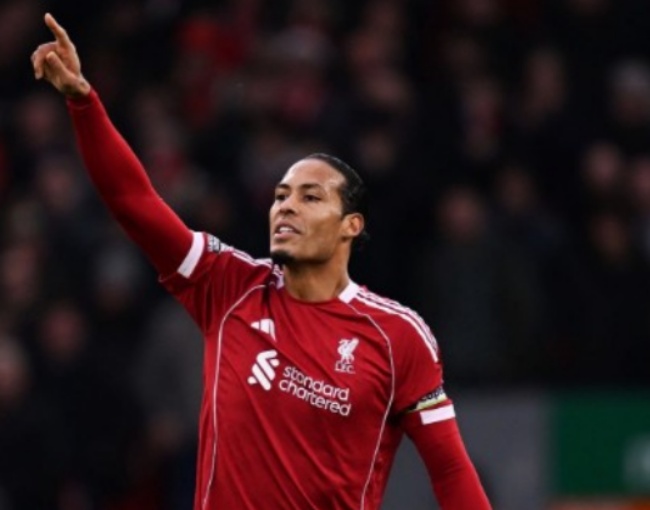 Virgil van Dijk - 7.3 điểm. Điểm nhấn lớn nhất là tình huống bị phạm lỗi dẫn đến thẻ đỏ cho Simons. Van Dijk phòng ngự chắc chắn, ngoại trừ tình huống xử lý chưa tốt ở pha bóng dẫn đến bàn thua.