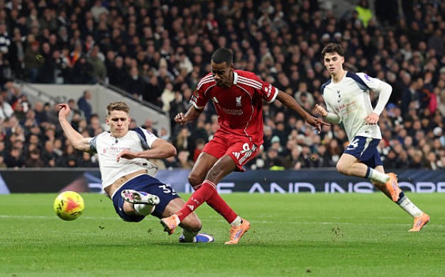 Alexander Isak - 7.1 điểm. Isak ghi bàn mở tỷ số sau pha dứt điểm quyết đoán, nhưng không may dính chấn thương và phải rời sân sớm. Góp công lớn vào chiến thắng.