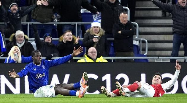 T&igrave;nh huống g&acirc;y tranh c&atilde;i trong chiến thắng 1-0 của Arsenal trước Everton.