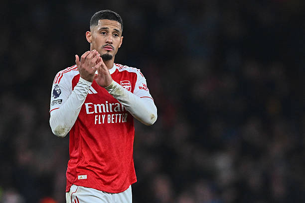 Jamie O'Hara cho rằng William Saliba đã phạm lỗi trong vòng cấm.