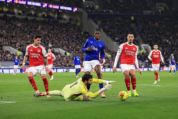 Arsenal giữ sạch lưới trước Everton.