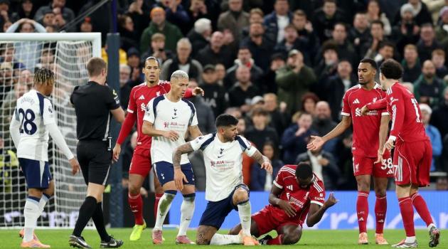 Ảnh bài viết Ngoại hạng Anh: Gary Neville chỉ trích Cristian Romero sau pha đá Konate