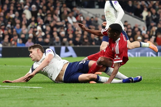 Ảnh bài viết Neville xót xa khi Isak ghi bàn rồi chấn thương nặng tại Liverpool