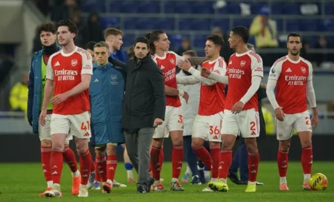 Arsenal phải chịu sức ép lớn từ Man City.