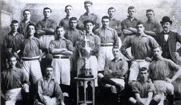 Liverpool giành danh hiệu đầu tiên ở mùa 1900-01.