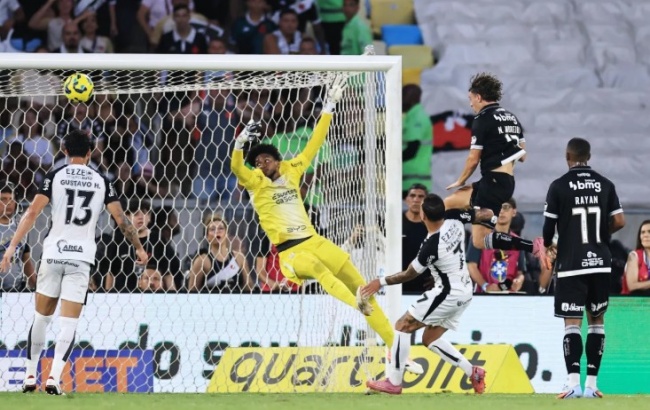 Pha đ&aacute;nh đầu th&agrave;nh b&agrave;n của Nuno Moreira.