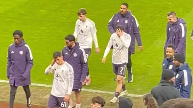 Fernandes có hành động đáng chú ý khi rời sân.