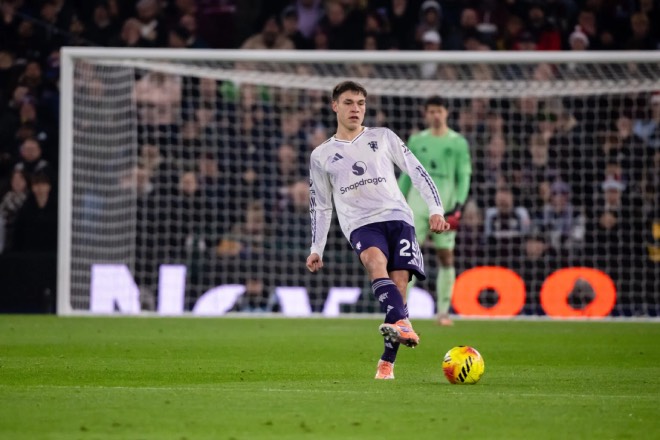 Ugarte nhạt nhòa trong thất bại của MU tại Villa Park.