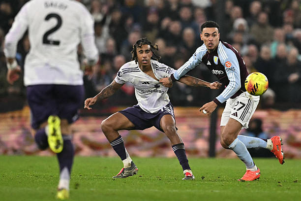 Yoro mắc sai lầm trước Aston Villa. 