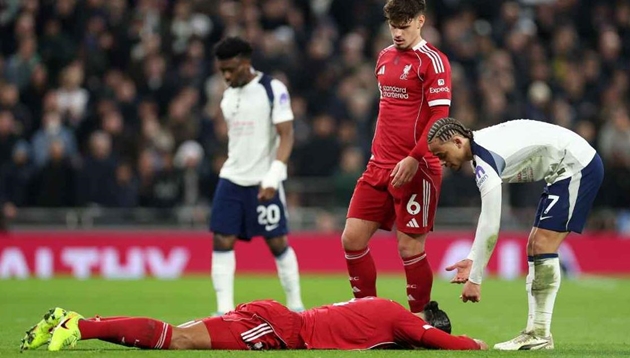 Virgil van Dijk bị Xavi Simons phạm lỗi ở trận đấu giữa Liverpool và Tottenham Hotspur.