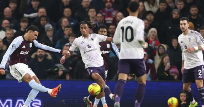 Ảnh bài viết Leny Yoro hứng chỉ trích từ Neville và Keane sau thất bại của Man United