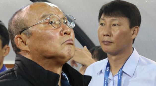 &Ocirc;ng Park Hang-seo lu&ocirc;n d&otilde;i theo bước ch&acirc;n của b&oacute;ng đ&aacute; Việt Nam.