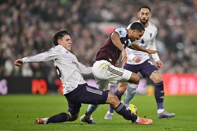 Ảnh bài viết CĐV MU phản ứng khi Ugarte, Yoro gây thất vọng trận thua Aston Villa