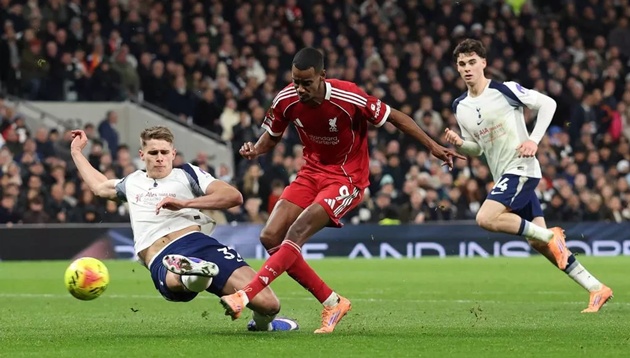 Van de Ven v&agrave;o b&oacute;ng nguy hiểm với Isak