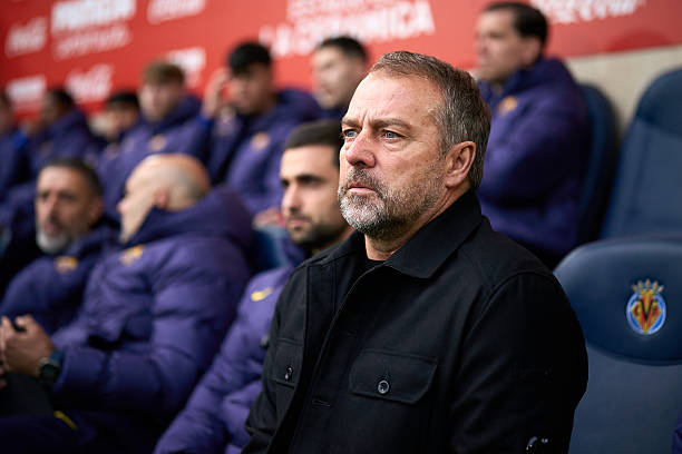 HLV Hansi Flick đối diện với bài toán nhân sự tại Barcelona.