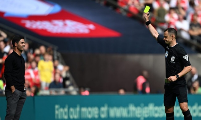 Stuart Attwell từng gây tranh cãi ở trận đấu của Arsenal.