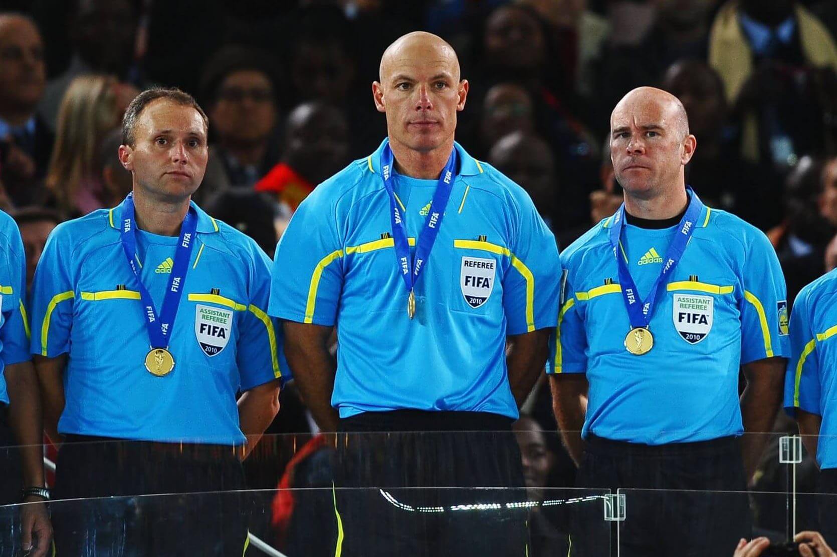 Darren Cann (bên trái) cùng trọng tài Howard Webb (ở giữa) và trợ lý trọng tài Michael Mullarkey trước khi điều hành trận chung kết World Cup 2010.