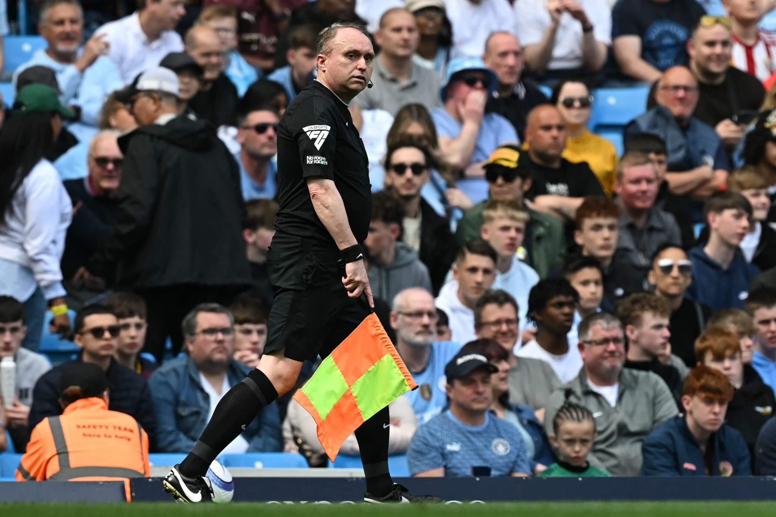 Darren Cann trong trận đấu cuối cùng tại Ngoại hạng Anh, trận gặp Manchester City và Crystal Palace, vào năm 2022.