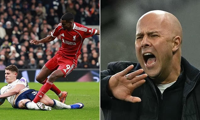 Ảnh bài viết Arne Slot chỉ trích pha vào bóng của Van de Ven khiến Isak chấn thương nặng